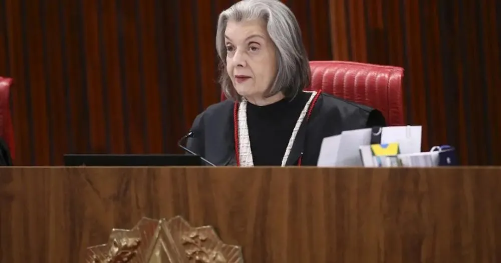 O TSE (Tribunal Superior Eleitoral) aprovou nesta terça-feira (17) resolução que proíbe apostas online sobre as eleições deste ano. A norma classifica a prática como um "ilícito eleitoral". A presidente do tribunal, ministra Cármen Lúcia, abriu a sessão administrativa da corte com a proposta de alteração da resolução que trata de ilícitos eleitorais.