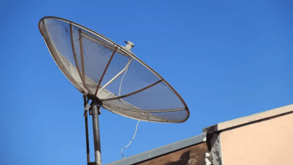 Antenas parabólicas antigas deixarão de funcionar; veja como descartá-las ou reutilizá-las