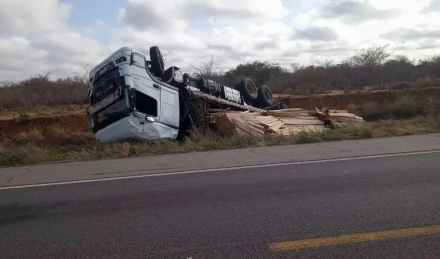 Caminhão tomba na Rodovia BR-235, em Uauá-BA
