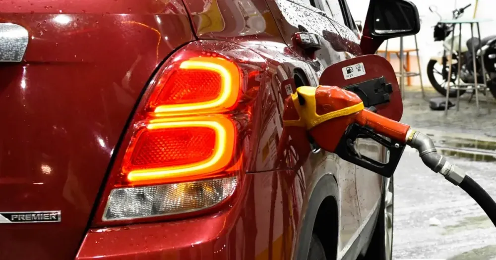 Acelen confirma redução de 2,5% no preço da gasolina