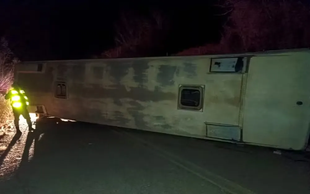 Criança de cinco anos tem braço amputado após ônibus tombar no interior da Bahia