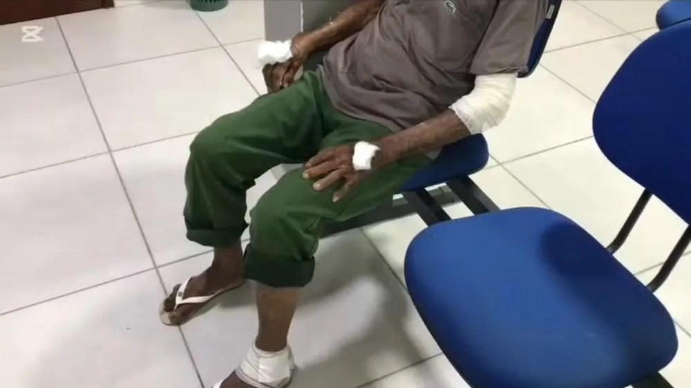 Filho é preso após espancar pai idoso dentro de casa em Maceió