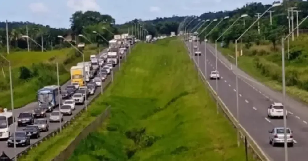 Acidente com caminhão de combustível gera engarrafamento na BR-324, sentido Feira de Santana