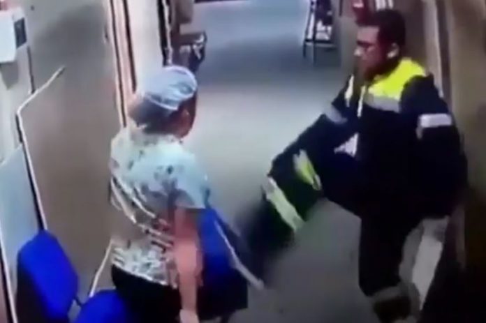 Absurdo: Paramédico chuta a barriga de enfermeira grávida em hospital; veja vídeo