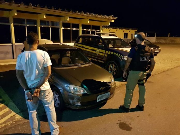PRF prende casal com carro roubado e documento falso em Senhor do Bonfim