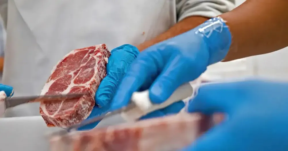 Puxada por aumentos de preços das carnes e energia, inflação acelera 0,56% e estoura teto da meta em 12 meses