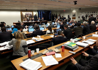 Comissão da reforma política aprova ‘distritão’ para eleições de 2018 e de 2020 e fim do cargo de vice