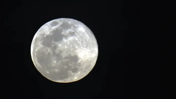 Última superlua do ano poderá ser vista no início da noite desta sexta-feira