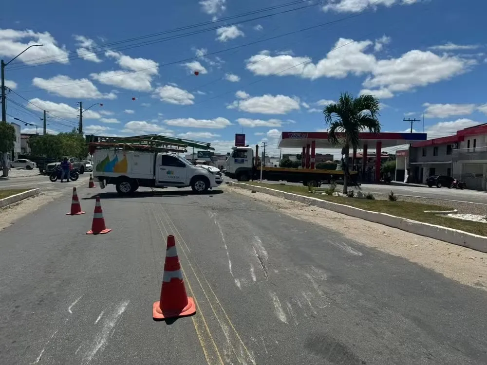Caminhonete da Coelba com dois colaboradores se envolve em acidente, capota e quase atinge moto na Bahia;