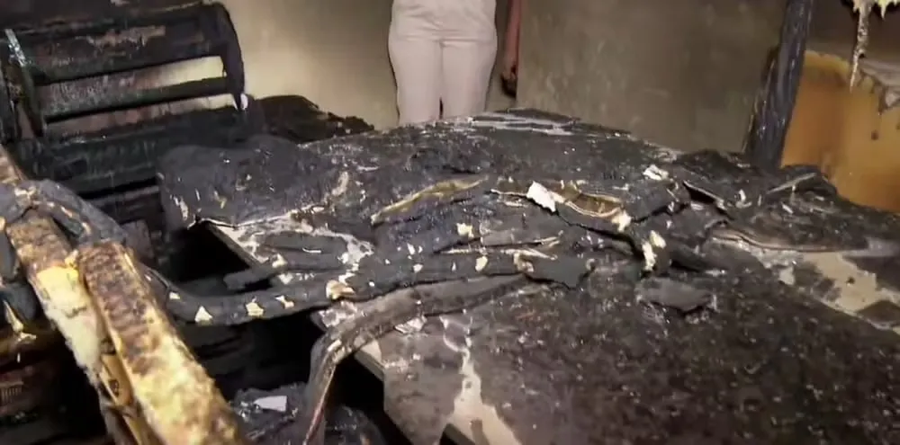 Mulher tem casa destruída e perde R$ 2 mil em incêndio em Salvador; vítima suspeita que carregador de celular provocou chamas