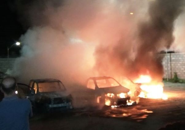 Após apreensão de motocicletas, 6 veículos da prefeitura são incendiados em cidade baiana