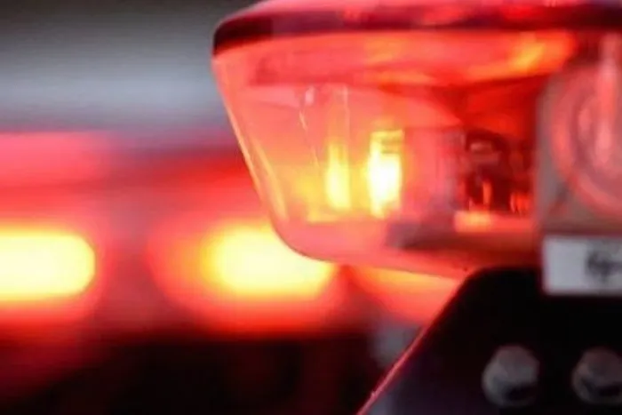 Homem é preso após cortar dedos da esposa e fazer filho de refém