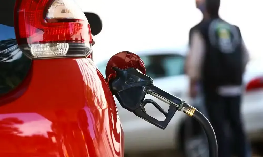 Acelen anuncia aumento de 3,2% no preço da gasolina vendida para distribuidoras na Bahia