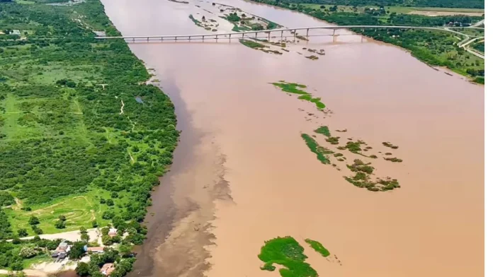 Pico da cheia do Rio São Francisco atravessa a Bahia