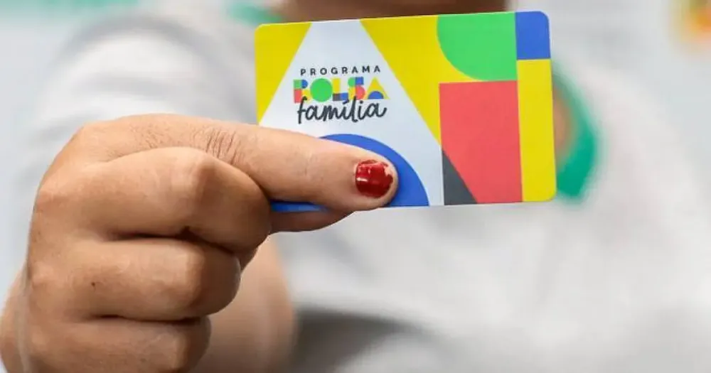 Beneficiários do Bolsa Família superam estimativa de famílias pobres em 22% dos municípios
