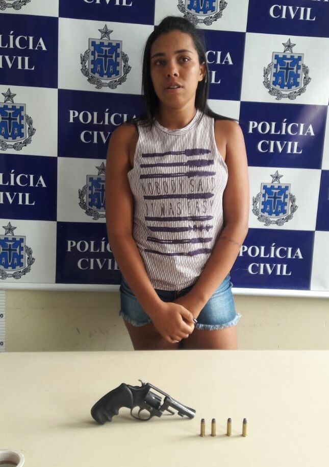 Inspirada em “Bibi Perigosa”, jovem baiana é presa após ostentar com arma nas redes sociais