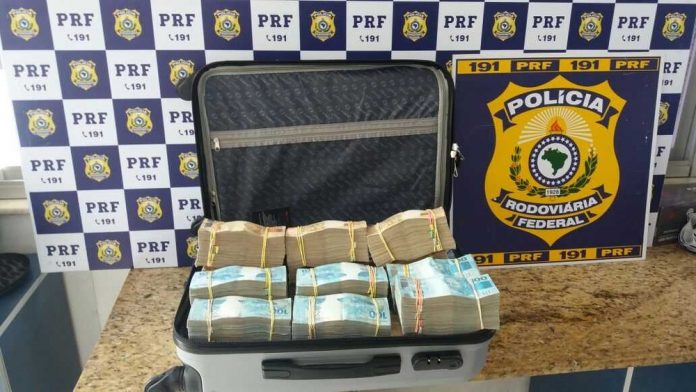 Mala com R$ 700 mil é apreendida na Bahia em ônibus que seguia de SP para o Nordeste