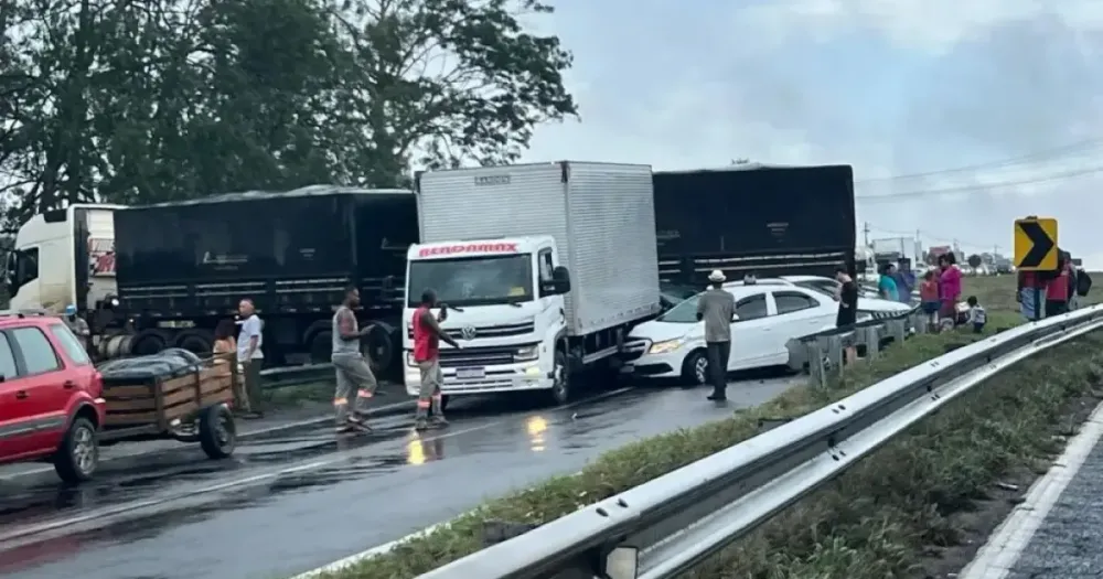 Trecho da BR-324 sentido Feira fica interditado após acidente com carreta e veículos