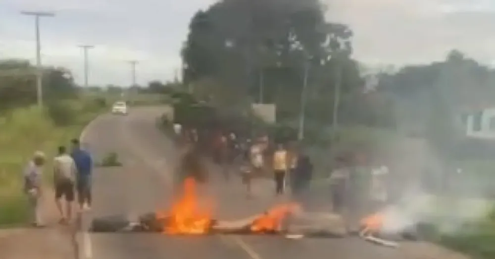 Moradores fazem manifestação após acidente no interior da Bahia