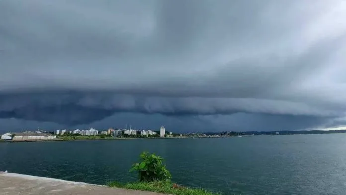 Alerta Amarelo de chuva intensa atinge 48 municípios da Bahia nesta terça-feira