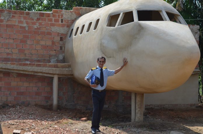 Idoso que construiu casa em formato de avião mostra como ela é por dentro
