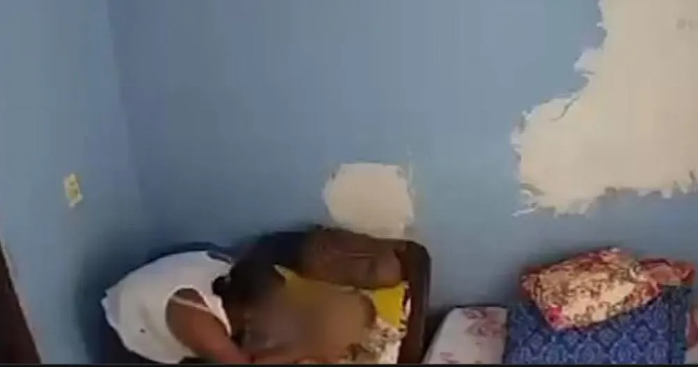 Cuidadora suspeita de torturar idosa acamada no oeste da Bahia é presa; câmera registrou agressões