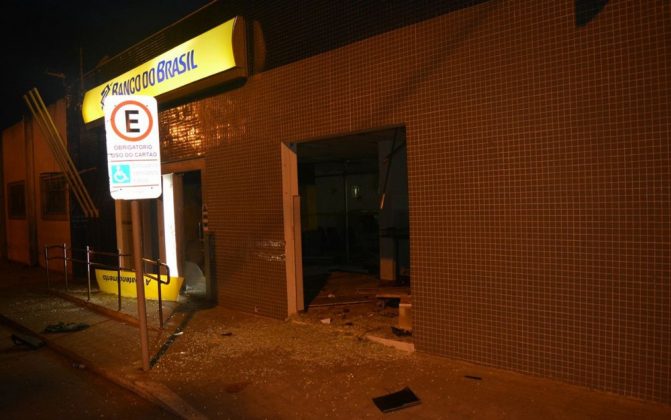Bandidos tocam o terror e explodem banco em Jaguarari