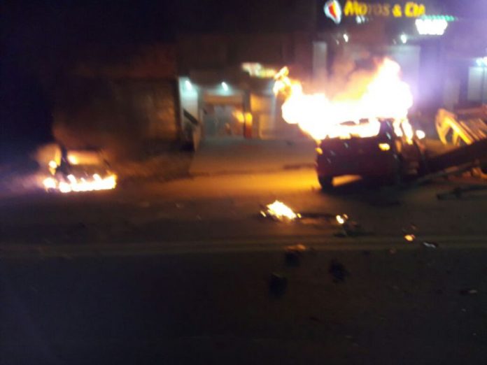Após morte de dois jovens em perseguição policial, população incendiou carros e depredou lojas na Bahia