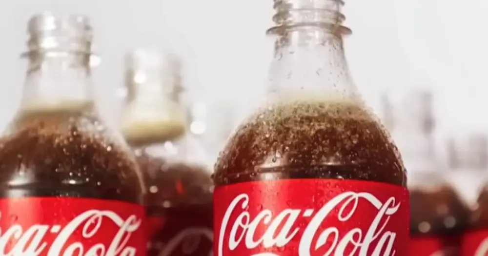 Atividades na fábrica da Coca-Cola são suspensas por suspeita de álcool em bebidas