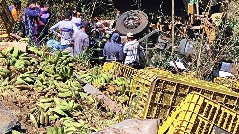 Motorista ficou ferido após caminhão carregado com bananas tombar na BR-030, em Caetité
