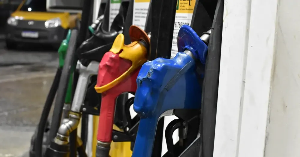 Preço da gasolina nas bombas cai menos da metade do esperado pela Petrobras