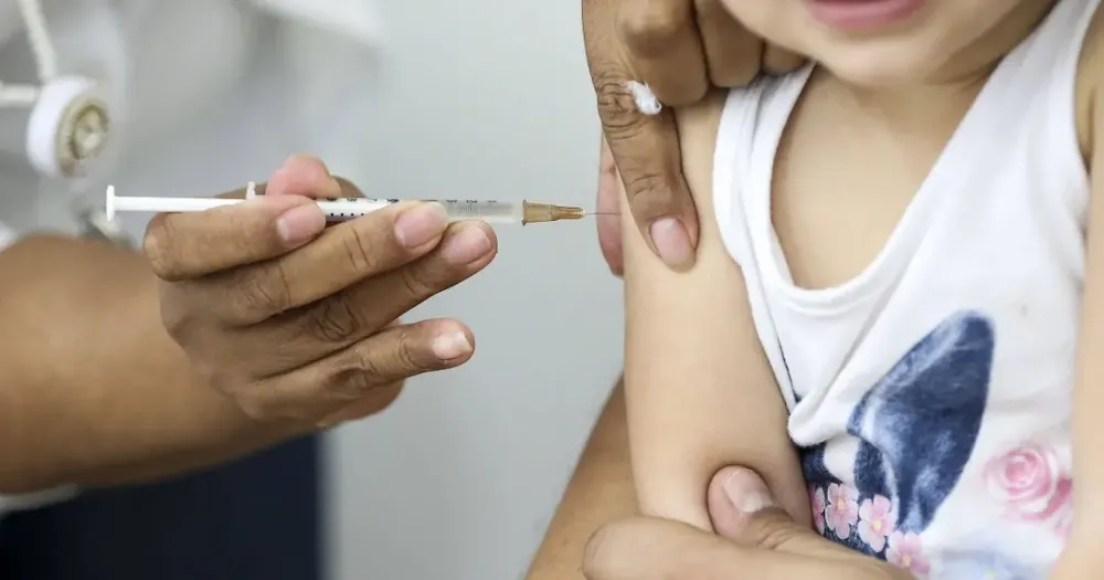 Taxa de evasão da 2ª dose da tríplice viral passa de 50% em 14 estados, diz relatório