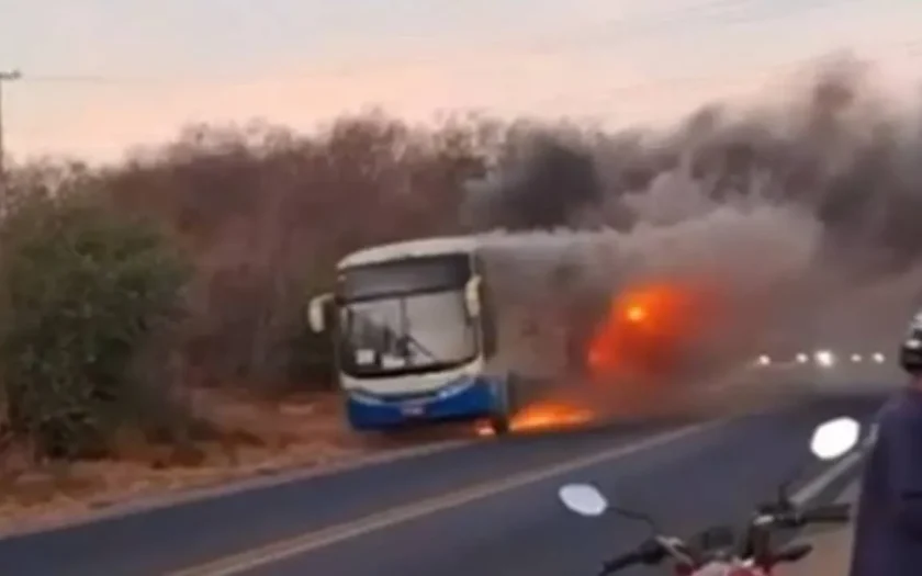 Ônibus que fazia linha de Guanambi para Vitória da Conquista pegou fogo na BR-030