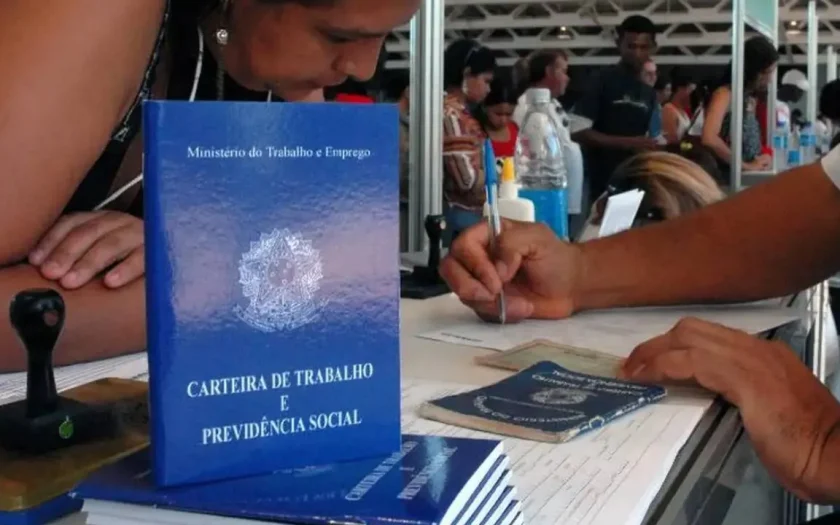 Número de pessoas em busca de emprego cai 21% no segundo trimestre