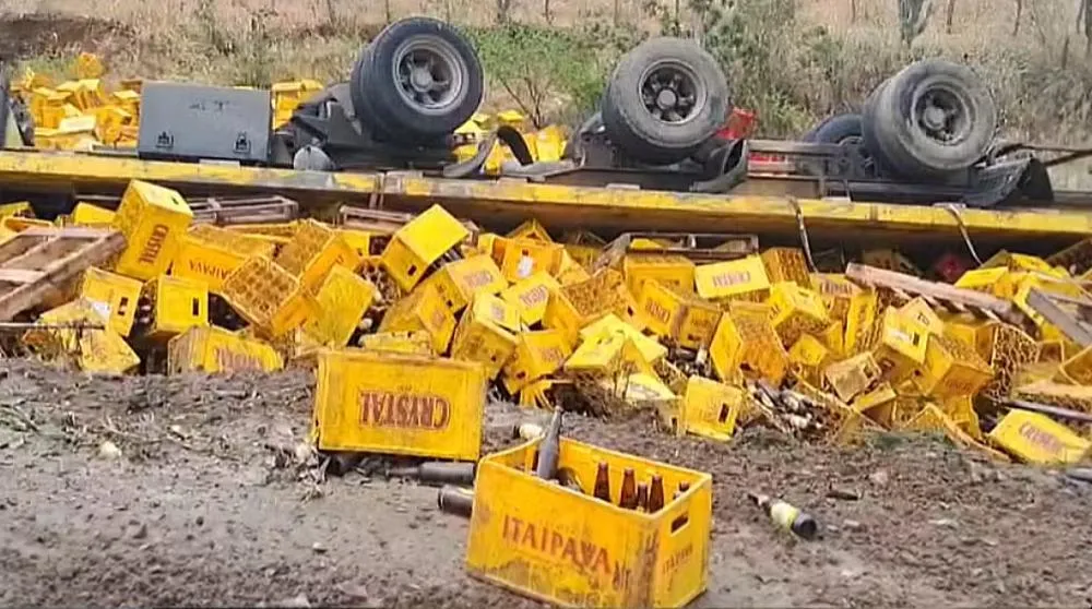  caminhão carregado com cerveja capota na BR-324 em Riachão do Jacuípe