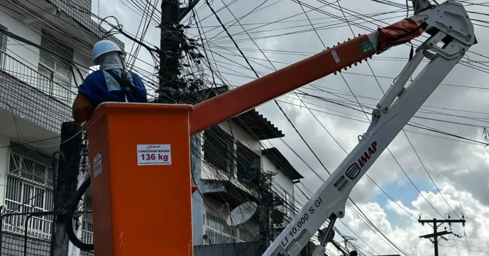 Coelba retira 565 toneladas de cabos irregulares de provedores clandestinos em 12 municípios pela Bahia