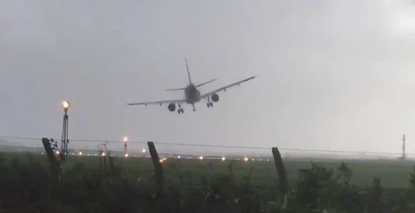 Vídeo impressionante: Avião “luta” para pousar em aeroporto contra ventos de 128km/h