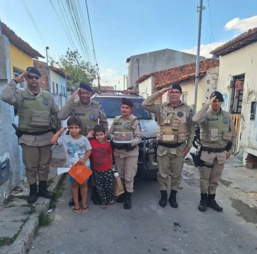Gêmeos ganham festa de aniversário surpresa da Polícia Militar em Paulo Afonso
