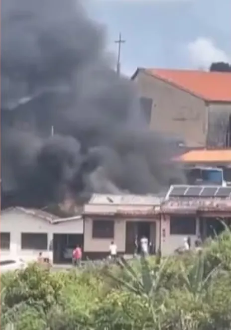 Casa pega fogo após mulher riscar fósforo para acender fogão e não perceber vazamento do gás de cozinha na Bahia