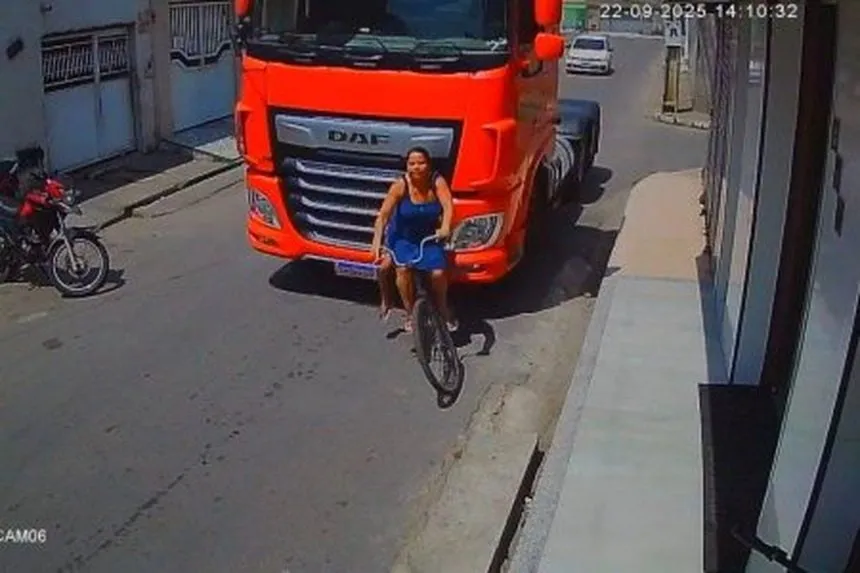 Mulher morre atropelada por carreta enquanto levava filho para escola em Feira de Santana