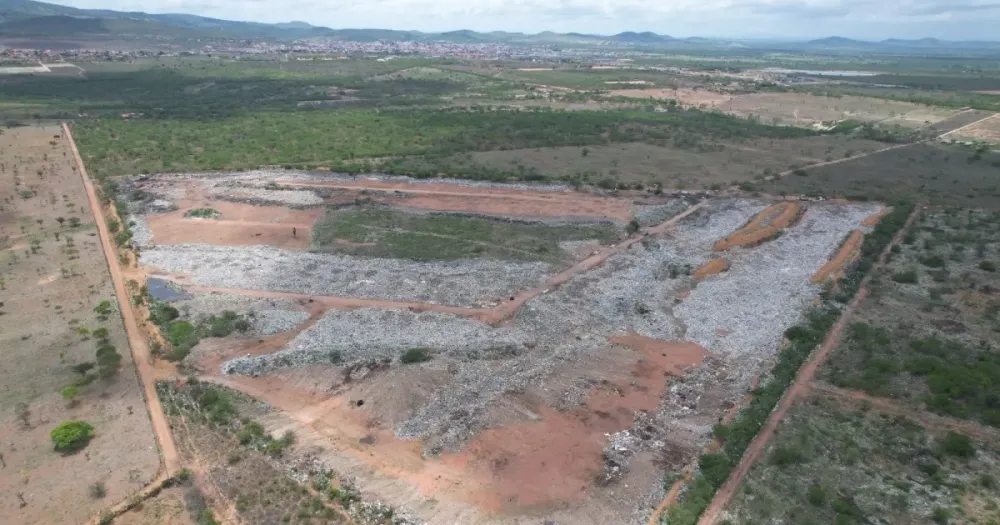 Imagem de idoso em lixão de Ipirá expõe descaso ambiental na Bahia; quase 70% de cidades convivem com descarte irregular