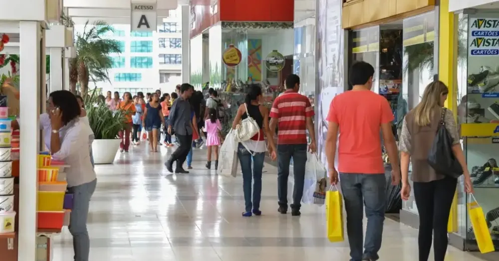 Fim de ano aquece mercado de trabalho e vagas temporárias viram porta de entrada para emprego fixo, diz especialista