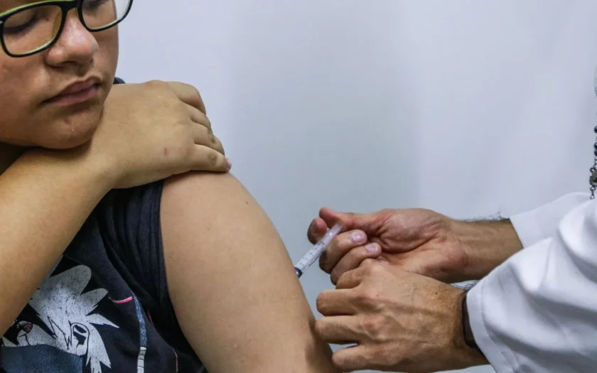 Jovens de 15 a 19 anos podem se vacinar contra HPV até junho de 2026