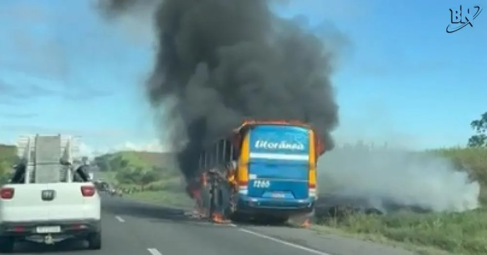 Ônibus pega fogo na BR-324 em direção a Feira de Santana