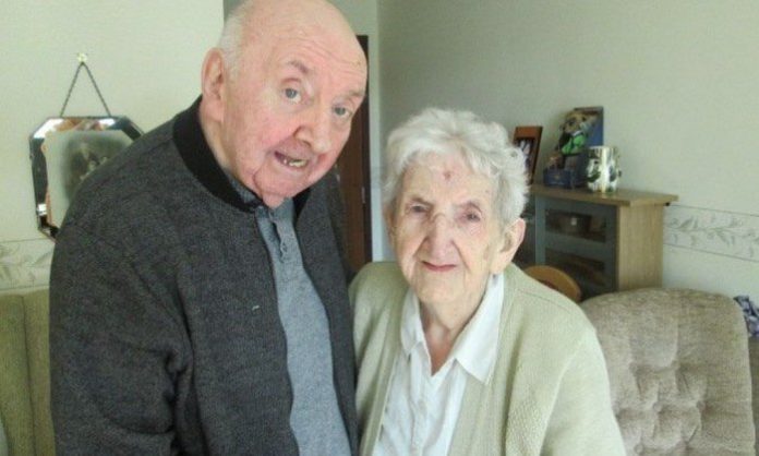 Idosa de 98 anos se muda para asilo para cuidar de filho de 80