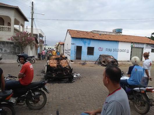 Revoltada com delegado, população de cidade baiana queima veículos e depreda delegacia