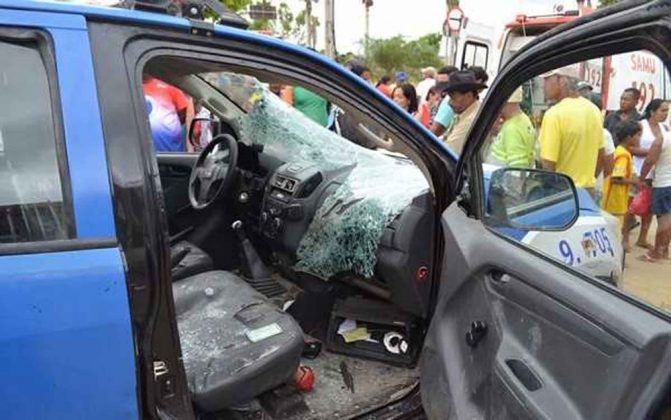 Homem depreda e tenta atear fogo em viatura da PM na Bahia
