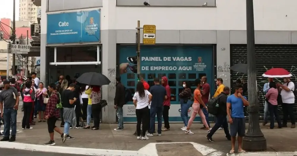 Desemprego sobe para 5,8% no trimestre encerrado em fevereiro, segundo IBGE