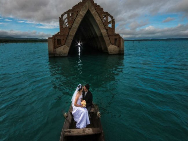 Noivos fazem ensaio pré-casamento em igreja submersa no ‘Velho Chico’