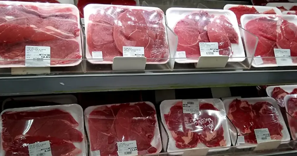 Preços de alimentos e combustíveis puxam forte alta da prévia da inflação
